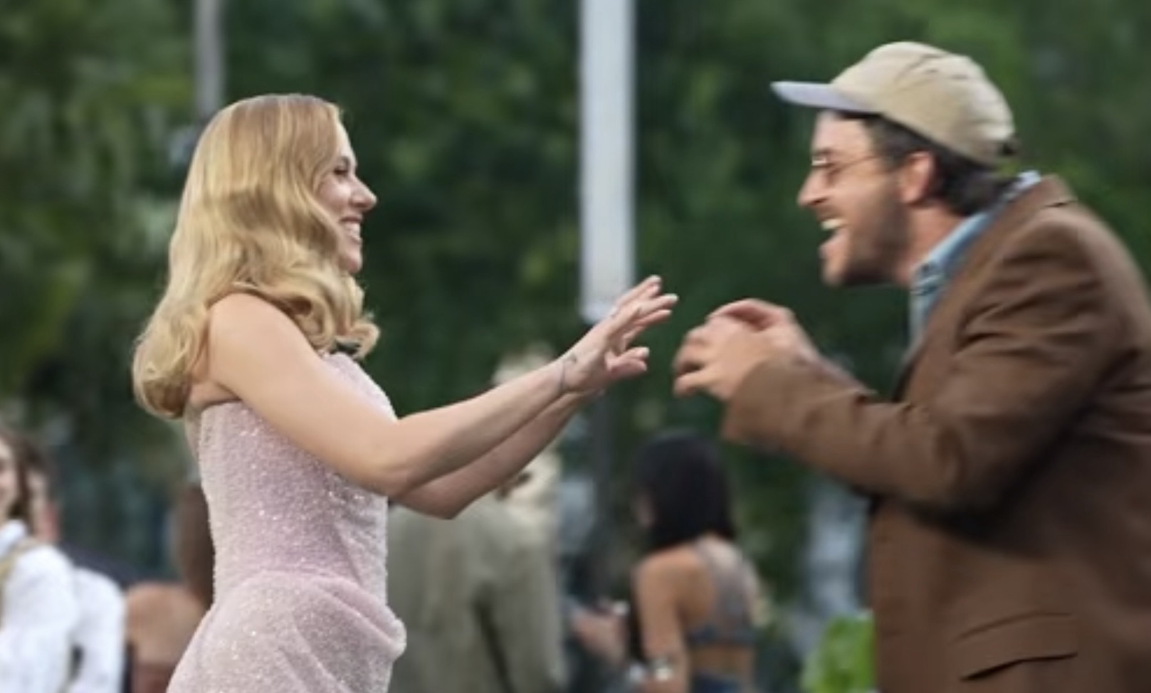 Scarlett Johansson and Jonathan Bailey Kiss